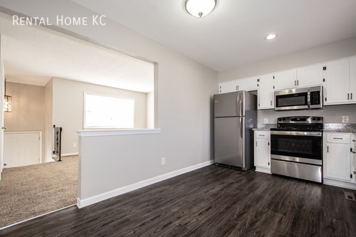 Building Photo - Roomy 3-bed/2-bath Duplex w/Fin Bsmt, fenc...