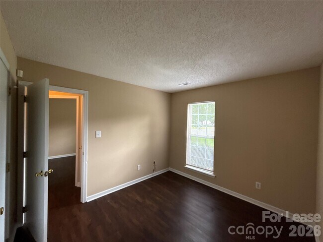 Building Photo - 7037 Breeders Cup Cir