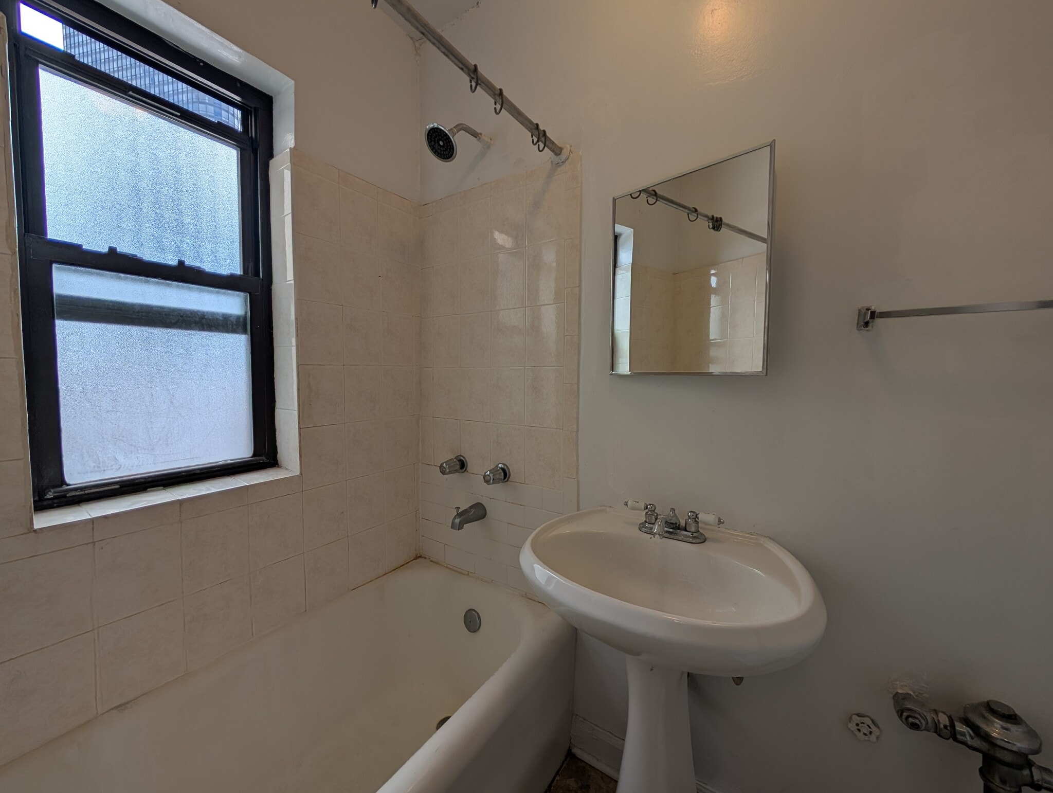 Building Photo - 5412 N Kenmore Ave