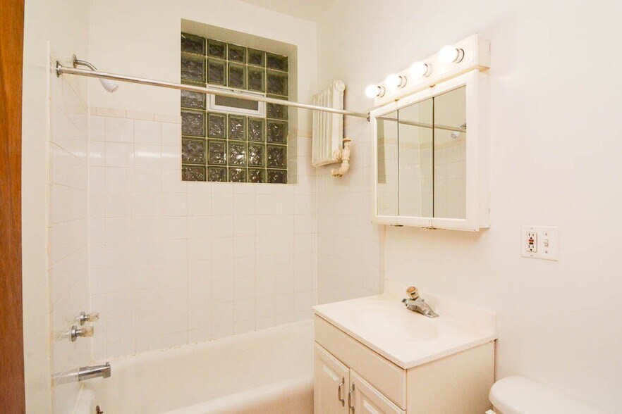 Building Photo - 544 W Wellington Ave