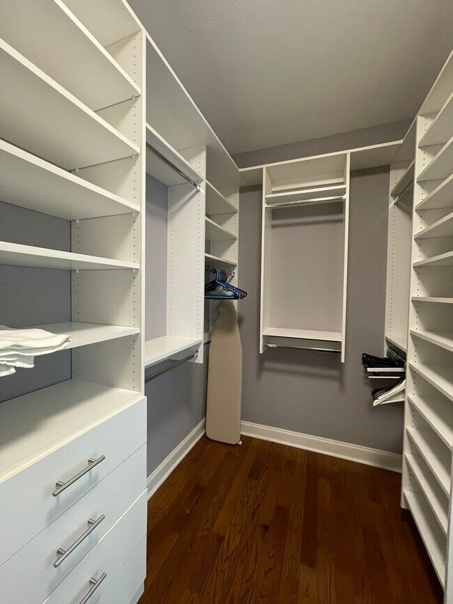 Building Photo - Fully Furnished, Short Term Rental, 1 Mont...