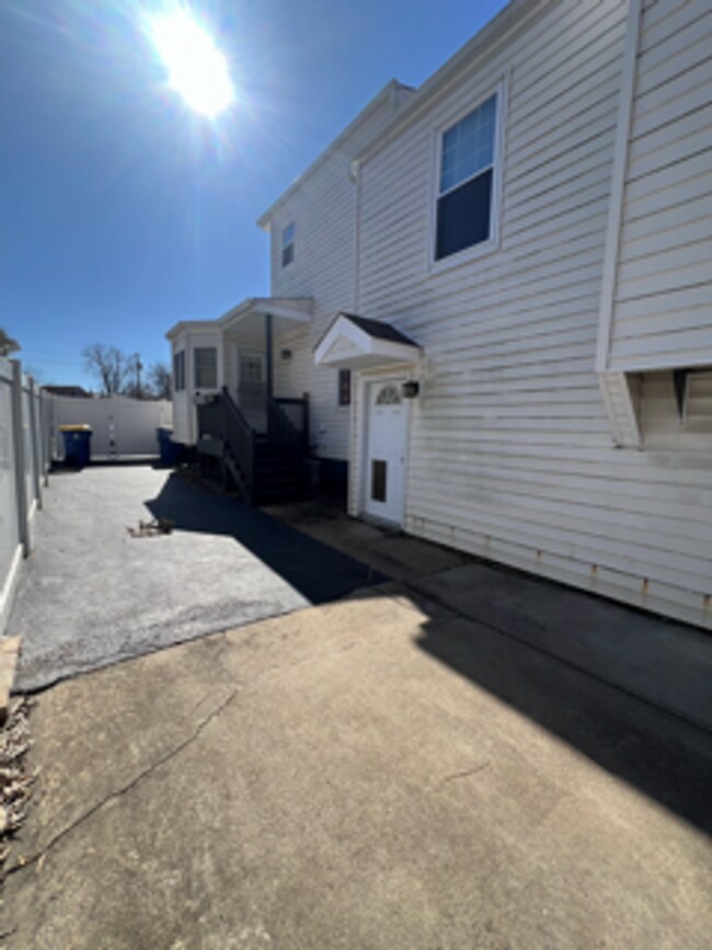 Building Photo - 10517 St Matthew Ln