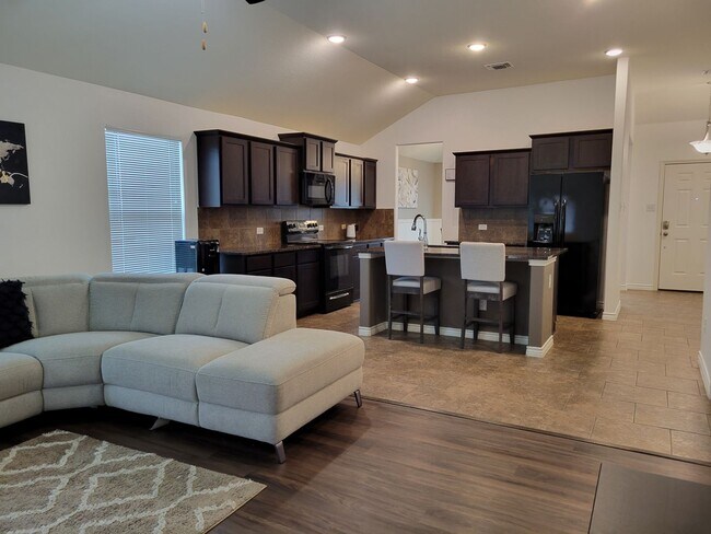Building Photo - Open floor plan & small pets allowed! 3BD/...