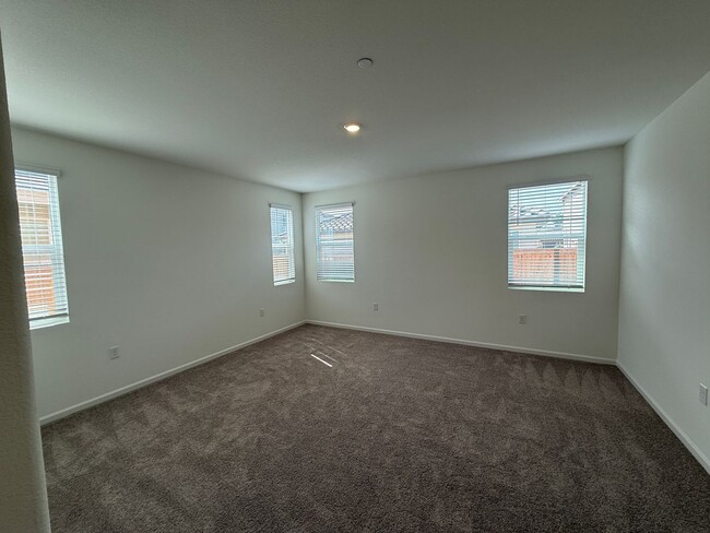Building Photo - Brand NEW single story home in Hughson!