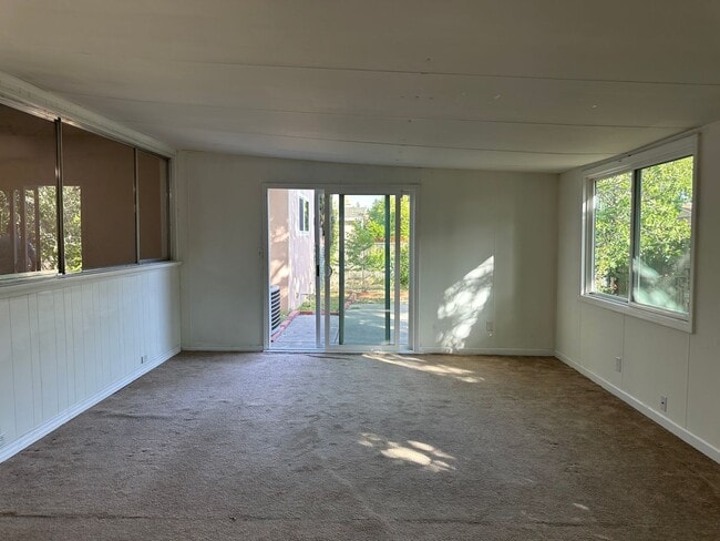Building Photo - 4 Bdrm 2 Bath located in Elk Grove Unifed School District