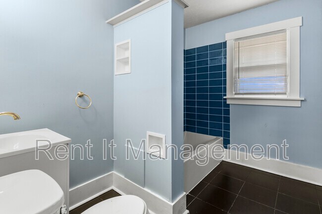 Building Photo - 3228 Fontenelle Blvd