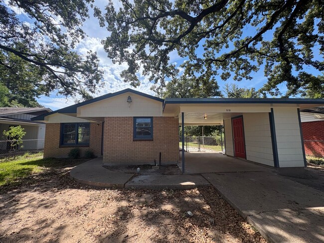 Building Photo - 918 Huntington Ln