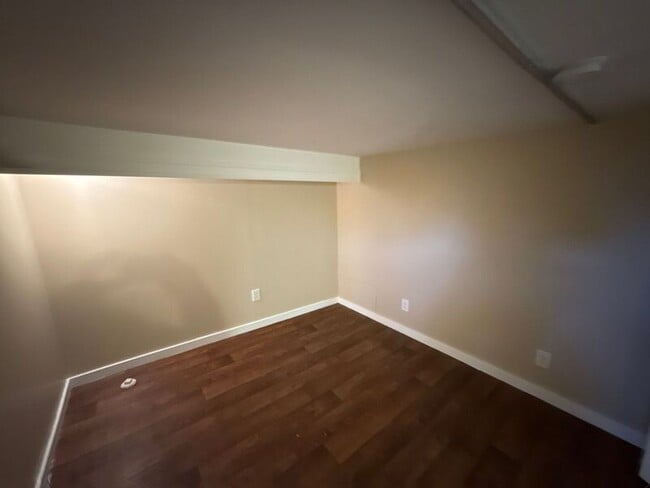 Building Photo - 1615 D St NE