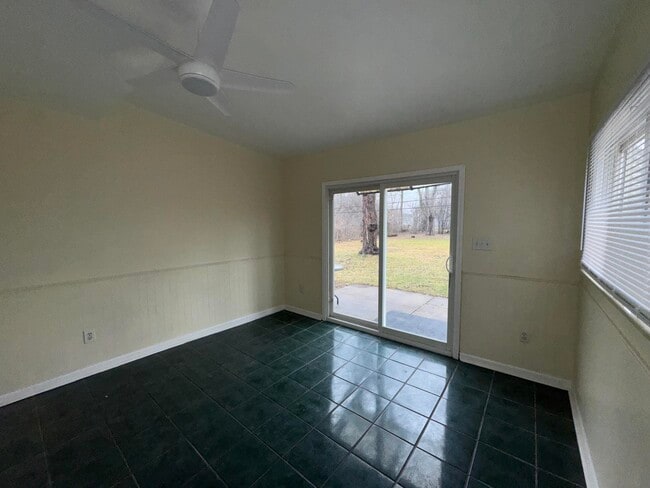 Building Photo - 2363 E Maple Rd