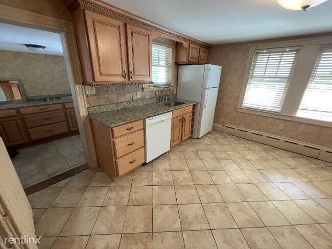 Building Photo - 2 br, 1 bath Duplex - 26 Shepard St 2