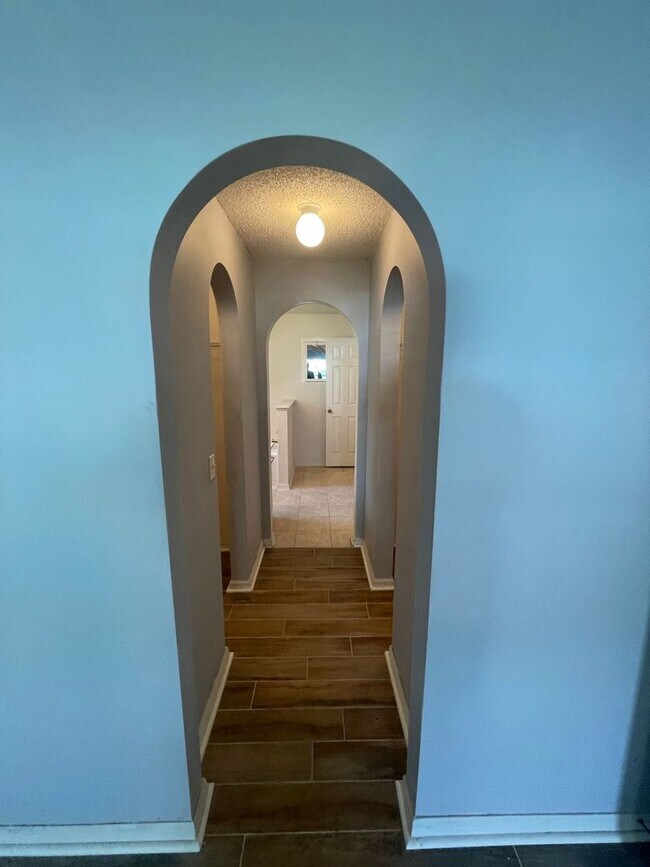 Building Photo - Spacious 4 Bedroom, 2 bath home