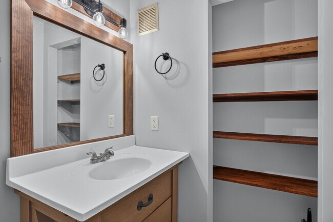 Building Photo - 3rd Floor Condo in Merer Point