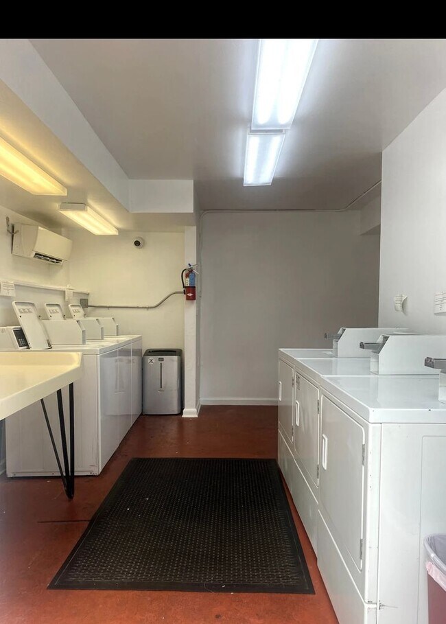 Building Photo - AVAILABLE   - Condo FSU Downtown - Close to Colleges