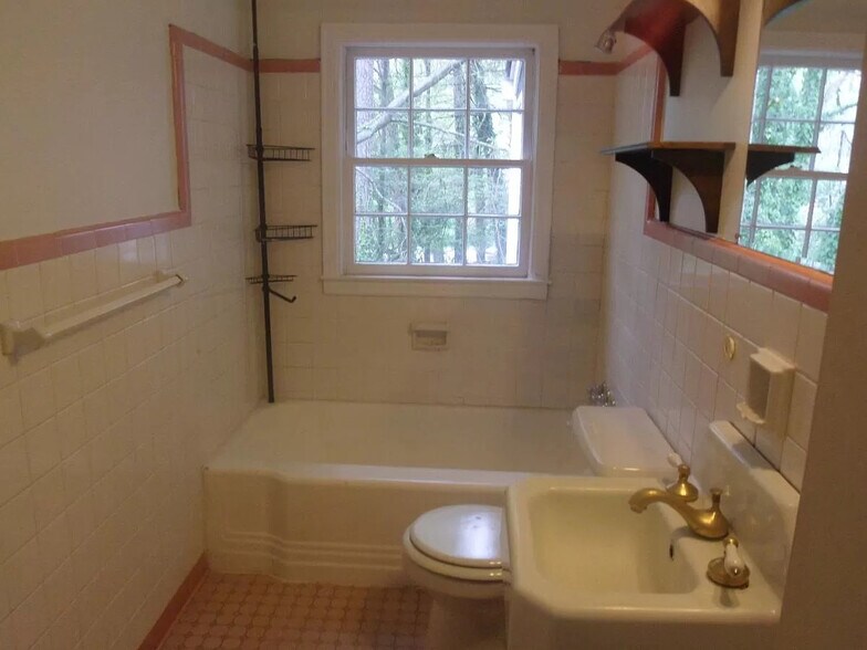 Building Photo - 227 Garden Ln