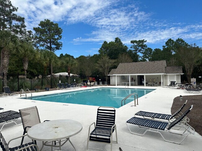 Building Photo - Bright and Airy Three Bedroom Home in Lake...