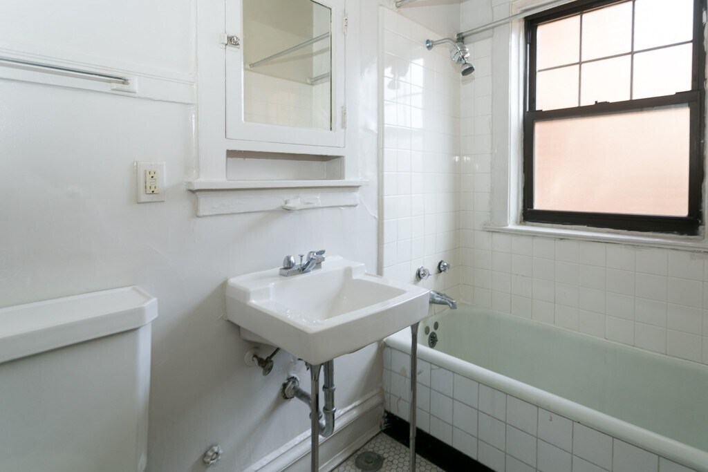 Building Photo - 1309 Oak Ave