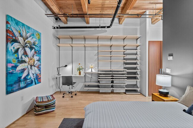 Building Photo - Gorgeous One Bedroom Luxury Condo in Ballpark!