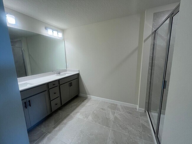 Building Photo - 3 bedroom 2.5 bathroom