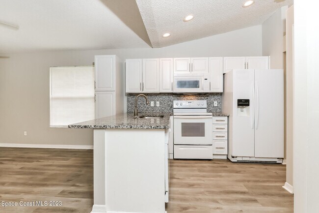 Building Photo - 2307 SW Kent Cir