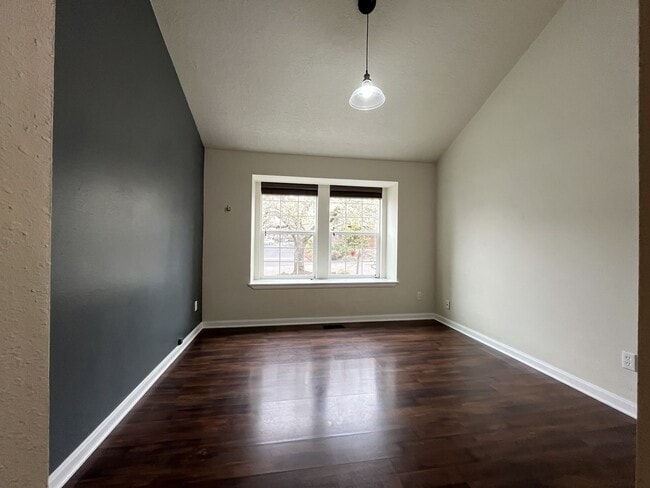 Building Photo - Stunning Lake Oswego Home with Outdoor Retreat, Vaulted Ceilings & Walk-In Closet