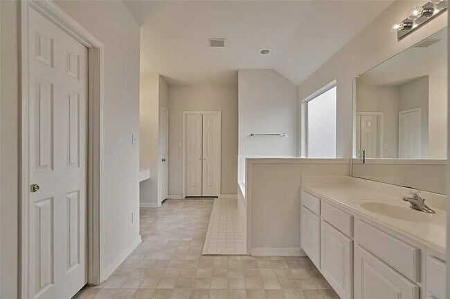 Building Photo - 511 Elm Ridge Dr