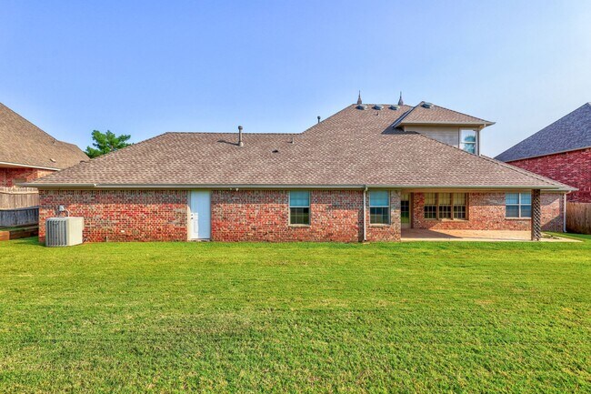 Building Photo - Luxury home in Oak Tree Park with a pool/tennis court/playground/walking trails - Edmond North Hi...