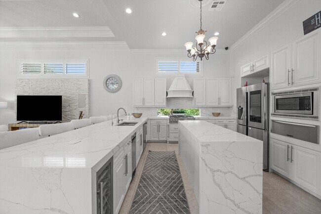 Building Photo - 10771 Versailles Blvd