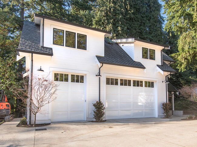 Building Photo - 2-Bedroom Carriage House in Haller Lake