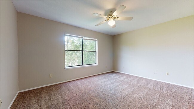 Building Photo - 307 Manuel Dr