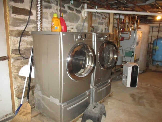 Building Photo - 48 Perkins Ln