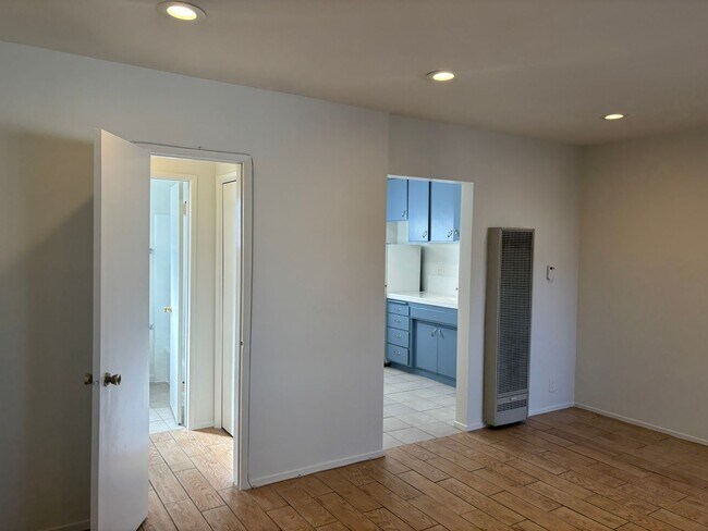 Building Photo - 220 W Spazier Ave