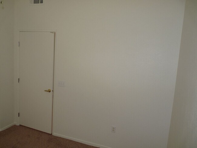 Building Photo - 2nd floor unit in gated community with pool