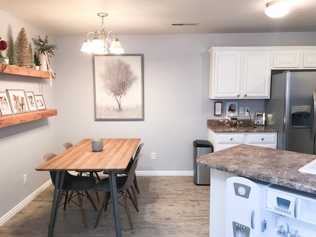 Building Photo - 3 bedroom, 2 bath townhome, end unit, grea...
