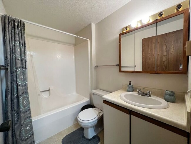 Building Photo - $1,025 | 2 Bedroom, 1 Bathroom Apartment |...