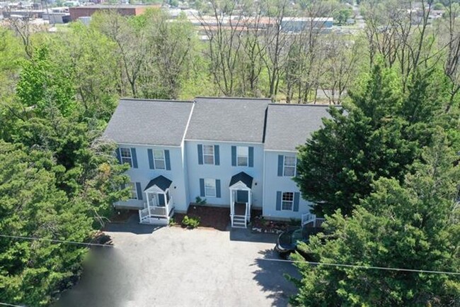 Building Photo - 3-Level Townhome in Waynesboro