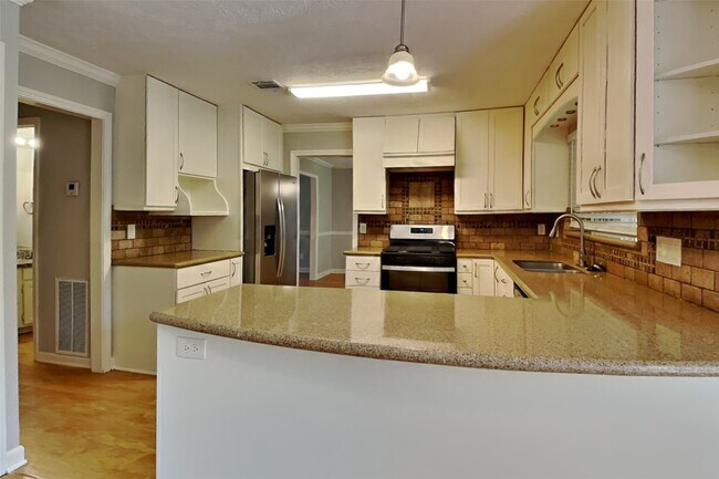 Building Photo - 3918 Forest Village Dr