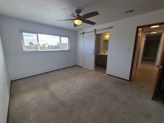 Building Photo - Spacious 4 bed 2 bath + 2 car garage & lar...