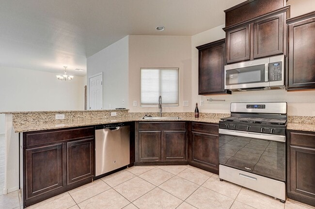 Building Photo - Adorable three bedroom in incredible SW location! Solar panels!