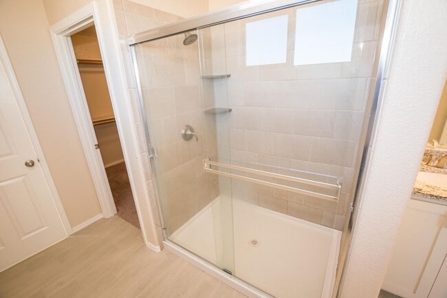 Building Photo - Stunning 2-Story Home in the Holiday Community!