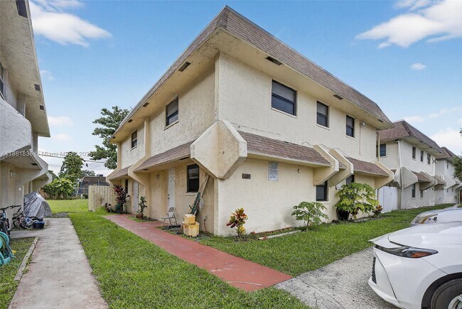 Building Photo - 1721 SW 40th Terrace
