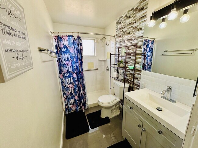 Building Photo - 4 bedrooms, 2 kitchens, 2.5 bathrooms, lau...