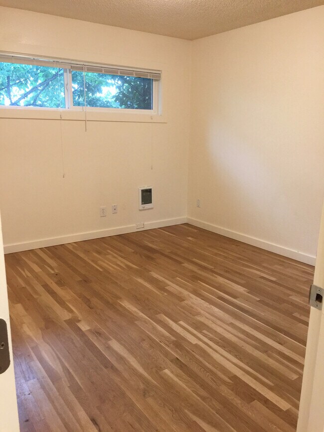 Building Photo - Great location! Dishwasher, hardwoods, on ...