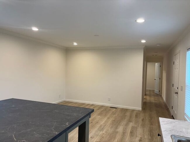 Building Photo - 205 Plum Dr