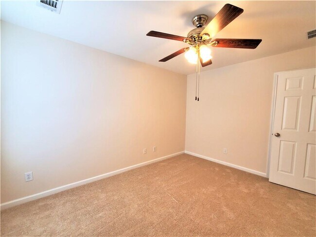 Building Photo - 545 Friars Head Dr NE