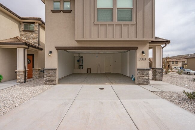 Building Photo - Desert Canyons End Unit – 4-Bedroom, 2.5-B...