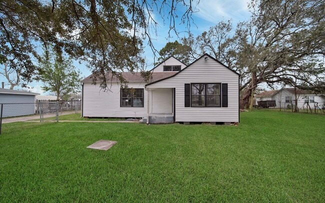 Primary Photo - 1623 Main St