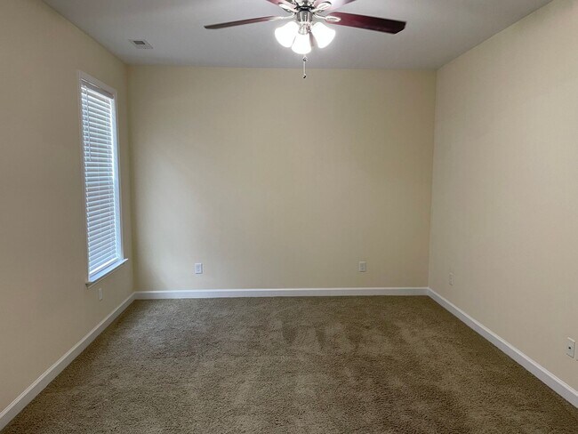 Building Photo - 3 Bedroom 2 Bathroom House with Large Fenc...
