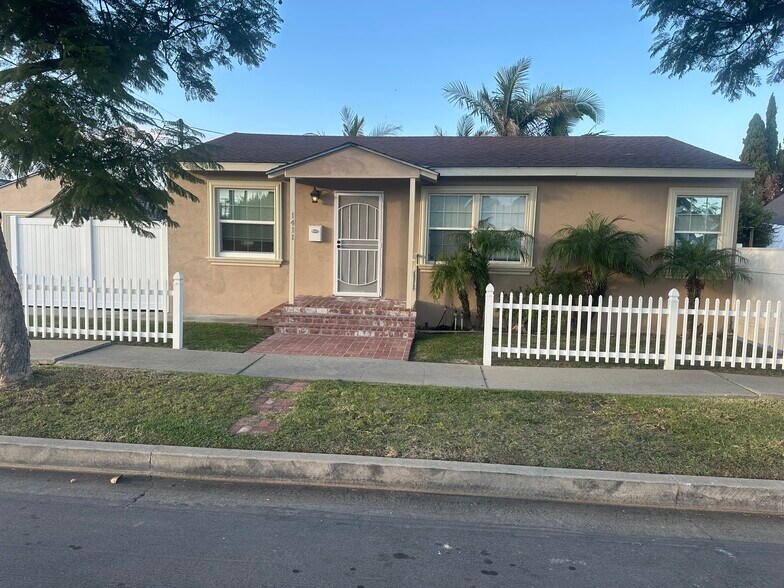 Building Photo - 1411 W 184th St