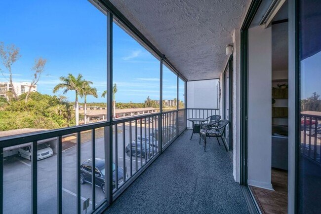 Building Photo - Riverfront Condo Location 1,100+ square fe...