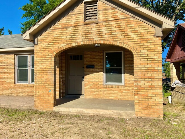 Building Photo - Cozy 3-Bedroom House on Linwood Ave.